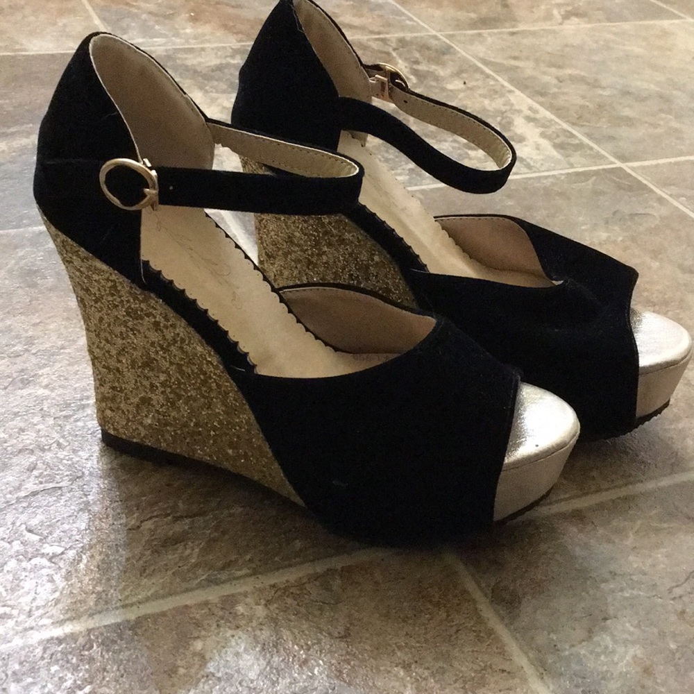 Black and gold heel